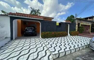 Imagem: A casa possui 3 Dormitórios, 2 Banheiros, 2 Vagas na garagem