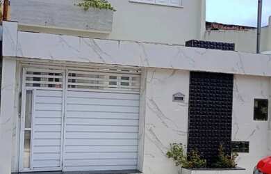 Imagem: A casa possui 4 Dormitórios, 3 Banheiros, 1 Vaga na garagem