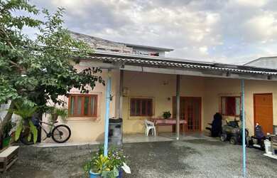 Imagem: A casa possui 3 Dormitórios, 1 Banheiro, 1 Vaga na garagem