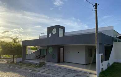 Imagem: A casa em condomínio possui 4 Dormitórios e 4 Banheiros e