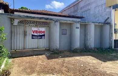 Imagem: A casa possui 3 Dormitórios, 2 Banheiros, 1 Vaga na garagem