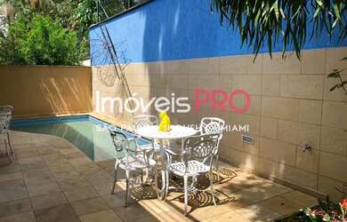 Imagem: A casa possui 4 Dormitórios, 3 Banheiros, 4 Vagas na garagem