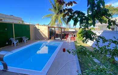 Imagem: A casa possui 4 Dormitórios, 3 Banheiros, 2 Vagas na garagem