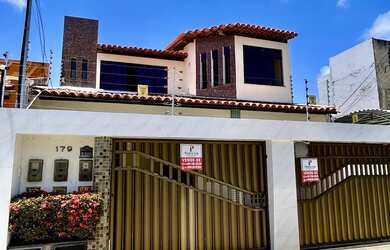 Imagem: A casa possui 5 Dormitórios, 5 Banheiros, 3 Vagas na garagem