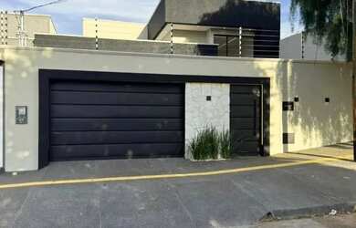 Imagem: A casa possui 3 Dormitórios, 3 Banheiros, 2 Vagas na garagem