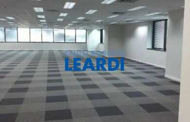 Imagem: O depósito possui 5 Vagas na garagem e 775m² de Área e está