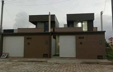 Imagem: A casa possui 3 Dormitórios, 2 Banheiros, 1 Vaga na garagem