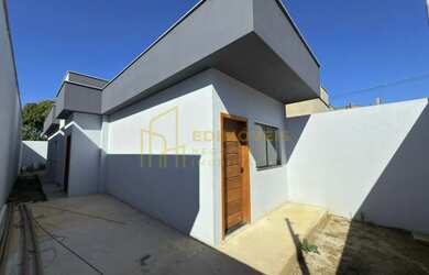 Imagem: A casa possui 2 Dormitórios, 1 Banheiro, 1 Vaga na garagem