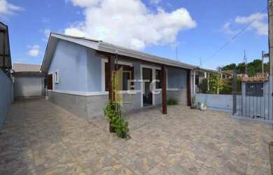 Imagem: A casa possui 3 Dormitórios, 2 Banheiros, 4 Vagas na garagem