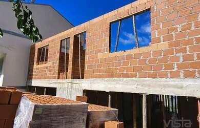 Imagem: A casa possui 2 Dormitórios, 1 Banheiro, 2 Vagas na garagem