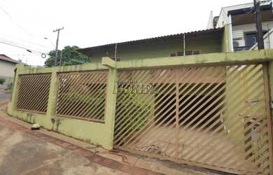 Imagem: A casa possui 3 Dormitórios, 1 Banheiro, 2 Vagas na garagem