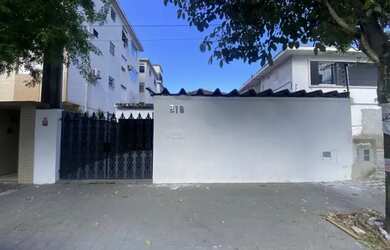 Imagem: A casa possui 2 Dormitórios, 2 Banheiros, 2 Vagas na garagem