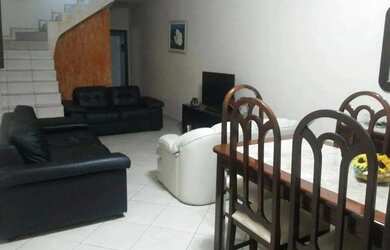 Imagem: A casa possui 3 Dormitórios, 2 Banheiros, 2 Vagas na garagem