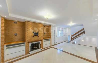 Imagem: A casa possui 4 Dormitórios, 3 Banheiros, 2 Vagas na garagem