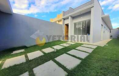 Imagem: A casa possui 3 Dormitórios, 2 Banheiros, 1 Vaga na garagem