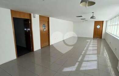 Imagem: O depósito possui 2 Vagas na garagem e 408m² de Área e está