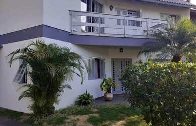 Imagem: A casa possui 3 Dormitórios, 4 Banheiros, 2 Vagas na garagem