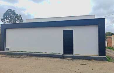 Imagem: A casa possui 3 Dormitórios, 3 Banheiros, 2 Vagas na garagem