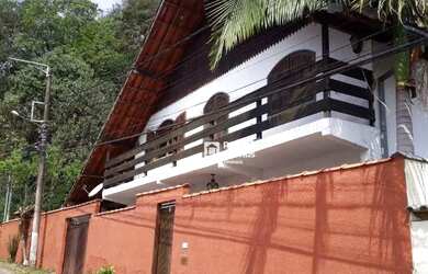 Imagem: A casa possui 4 Dormitórios, 4 Banheiros, 2 Vagas na garagem