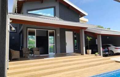 Imagem: A casa possui 3 Dormitórios, 2 Banheiros, 5 Vagas na garagem