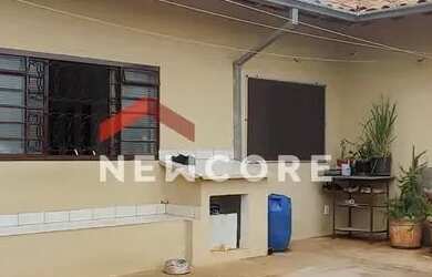 Imagem: A casa possui 3 Dormitórios, 3 Banheiros, 5 Vagas na garagem