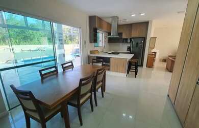 Imagem: A casa possui 4 Dormitórios, 4 Banheiros, 2 Vagas na garagem