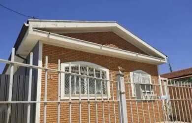 Imagem: A casa possui 3 Dormitórios, 1 Banheiro, 270m² de Área e