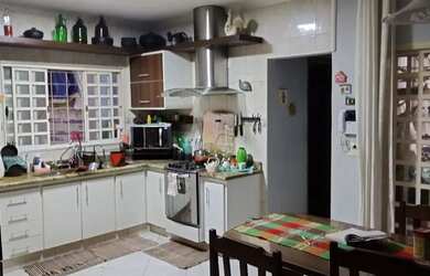 Imagem: A casa possui 1 Dormitório, 2 Banheiros, 2 Vagas na garagem