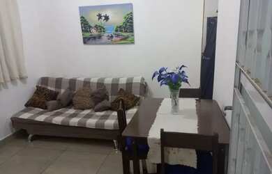 Imagem: A casa possui 2 Dormitórios, Acomodam 8 pessoas e está localizado