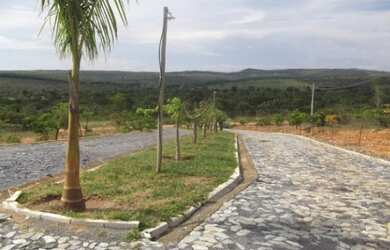 Imagem: O terreno e possui Dormitórios, Suítes, Banheiros está