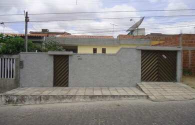 Imagem: A casa possui 3 Dormitórios e 2 Vagas na garagem e está localizado