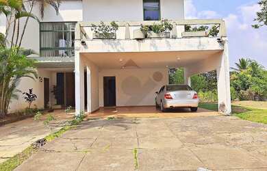 Imagem: A casa possui 5 Dormitórios, 5 Banheiros, 4 Vagas na garagem