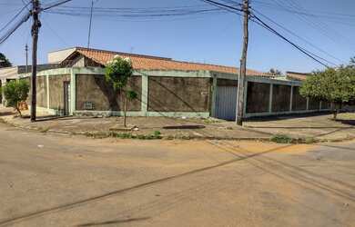 Imagem: A casa possui 4 Dormitórios, 2 Banheiros, 3 Vagas na garagem