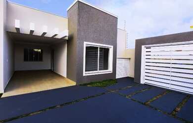 Imagem: A casa possui 3 Dormitórios, 2 Banheiros, 2 Vagas na garagem