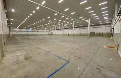 Imagem: O depósito possui 5 Vagas na garagem e 4000m² de Área e está