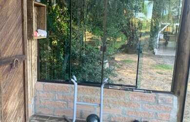 Imagem: A casa em condomínio possui 3 Dormitórios, 2 Banheiros e 1800m²