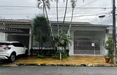 Imagem: A casa possui 3 Dormitórios, 4 Banheiros, 1 Vaga na garagem