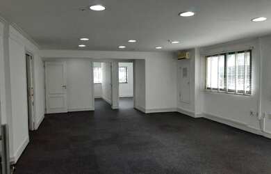 Imagem: O depósito possui 4 Vagas na garagem, 121m² de Área e está