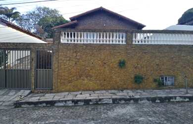 Imagem: A casa possui 3 Dormitórios, 2 Banheiros, 3 Vagas na garagem