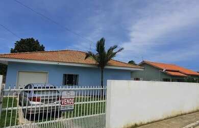 Imagem: A casa possui 3 Dormitórios, 2 Banheiros, 1 Vaga na garagem