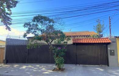 Imagem: A casa possui 3 Dormitórios, 2 Banheiros, 4 Vagas na garagem