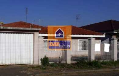 Imagem: A casa possui 4 Dormitórios, 2 Banheiros, 3 Vagas na garagem