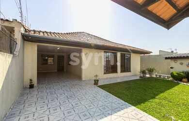 Imagem: A casa possui 4 Dormitórios, 3 Banheiros, 3 Vagas na garagem