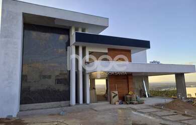 Imagem: A casa em condomínio possui 4 Dormitórios, 4 Banheiros, 4