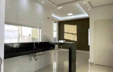 Imagem: A casa possui 3 Dormitórios, 2 Banheiros, 2 Vagas na garagem