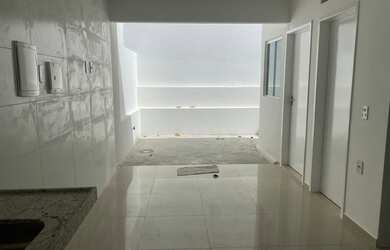 Imagem: A casa possui 3 Dormitórios, 3 Banheiros, 2 Vagas na garagem