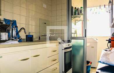 Imagem: O apartamento possui 2 Dormitórios, 1 Banheiro, 1 Vaga na garagem