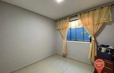 Imagem: A casa possui 3 Dormitórios, 2 Banheiros, 1 Vaga na garagem