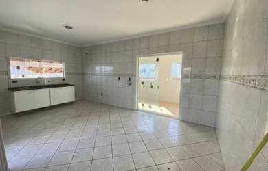 Imagem: A casa possui 3 Dormitórios, 1 Banheiro, 1 Vaga na garagem