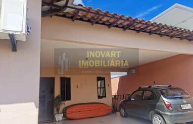 Imagem: A casa possui 3 Dormitórios, 1 Banheiro, 2 Vagas na garagem